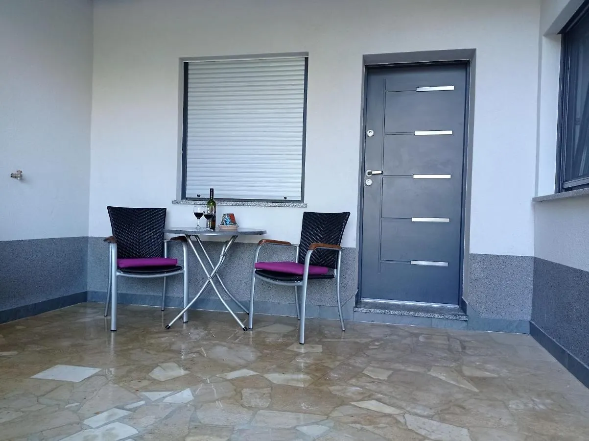 ホームステイ Studio Apartment With Pool プーラ クロアチア