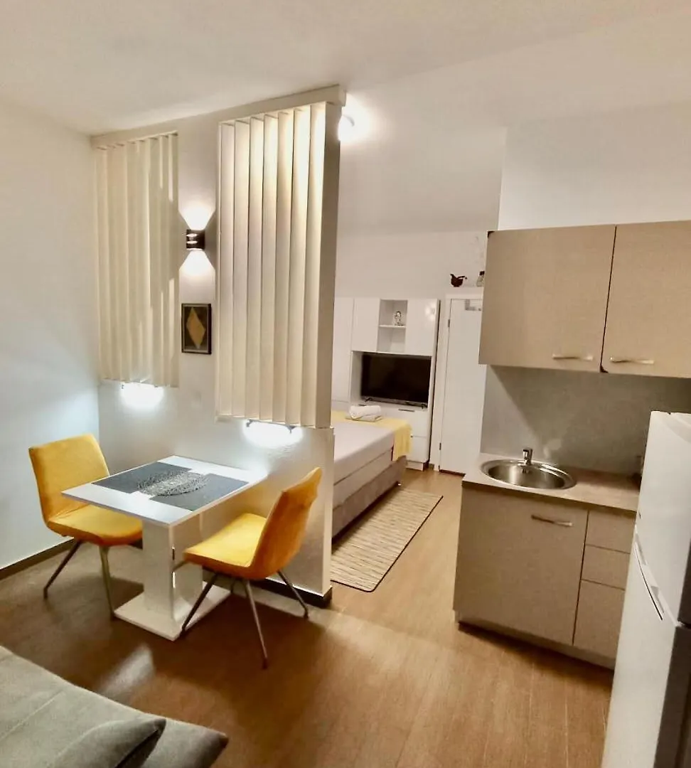 Studio Apartment With Pool Pula Kroatien